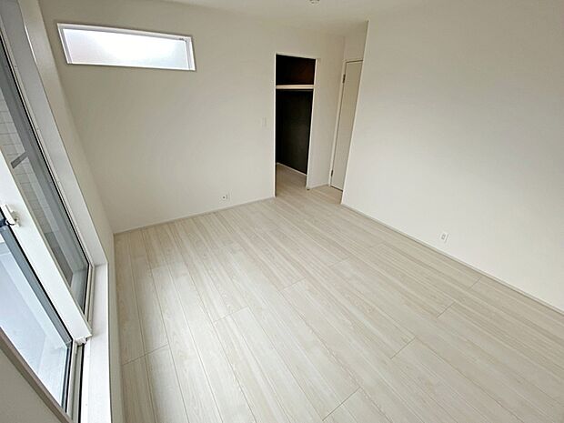 【施工例】主寝室です。二面採光で明るく、風通しも良好です。ご夫婦のくつろぎの場所として最適です!