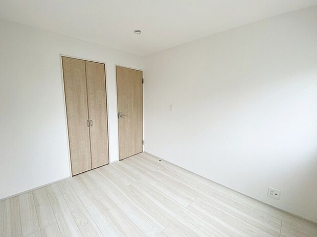 【洋室5.25帖】 お子様の一人部屋に最適な居室です。クローゼット付きで自然とお片付けできる環境に!