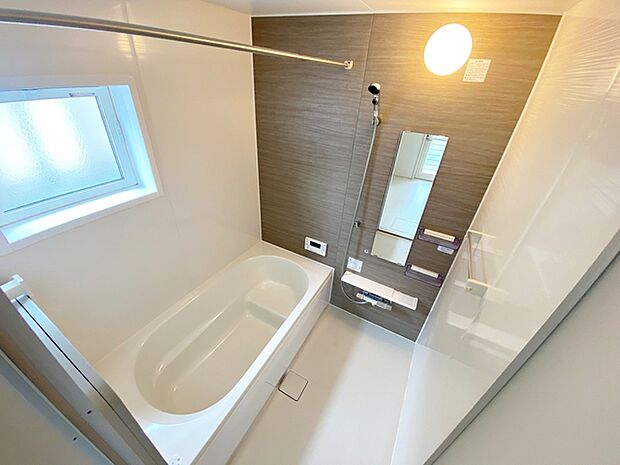 【浴室】 防水性や保温性に優れたシステムバスルーム!洗い場と脱衣所の段差が少なくバリアフリー