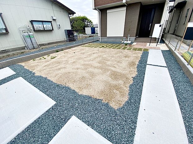 LDKからお庭に出ることができ、ペットやお子様の外遊びを家の中から見ることができます。
