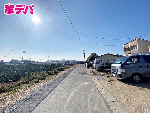 前面道路は見通しが良く、車の移動もスムーズに行えます。 
