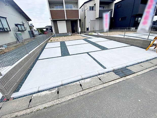 4台駐車可能なゆとりあるカースペース。目の前が駐車場だと雨の日も大量にお買い物をした時も便利