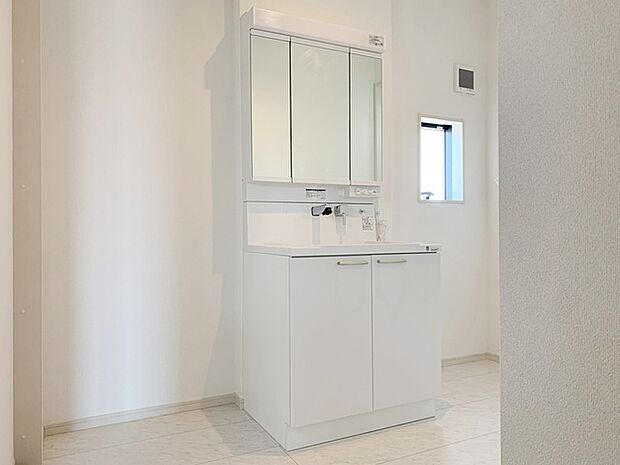 【施工例】洗髪・洗面・化粧などができる機能と収納スペースを一体化した洗面台です。 