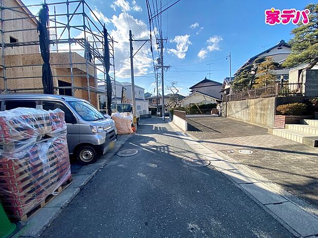 前面道路は車通り少ないのでお子様も安心して暮らせる環境です