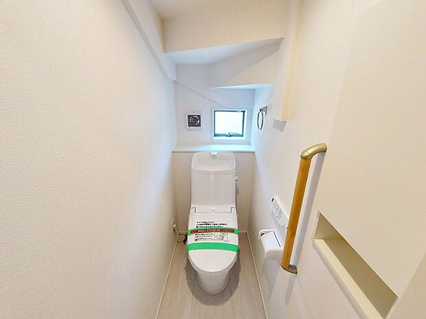 【トイレ】 1、2階共にシャワー機能付！小窓が付いている為換気もスッキリして頂けます。 