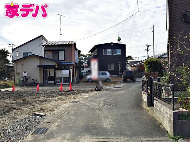 前面は車通りの少ない道路。お車の出し入れが苦手な方も安心ですね。