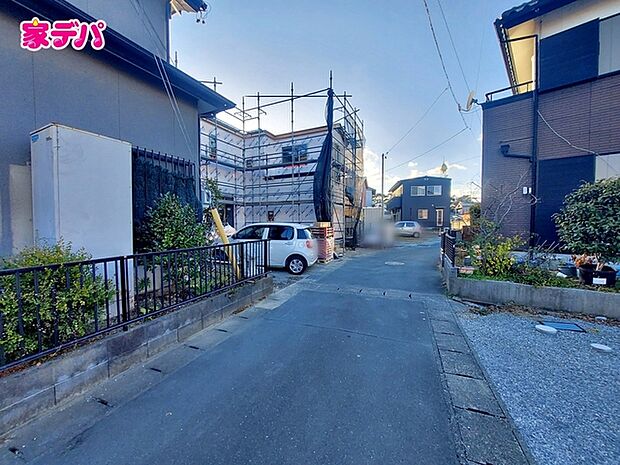 前面は車通りの少ない道路。お車の出し入れが苦手な方も安心ですね。