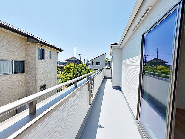 【バルコニー】 2部屋から出入り可能な陽当りの良い広々ワイドバルコニー！  