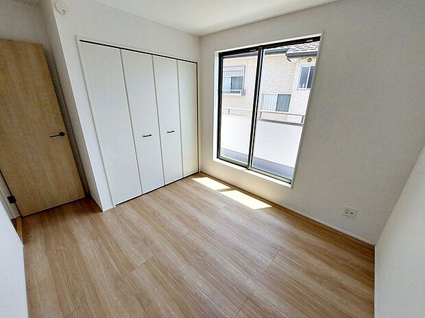 【洋室5.25帖】 バルコニーに面した洋室は視覚的にも広がりがでる開放的な空間になります。 