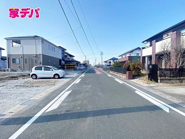 前面道路はゆとりの6ｍ超!車通りが少なく、駐車が苦手な方でも安心の道路幅です 
