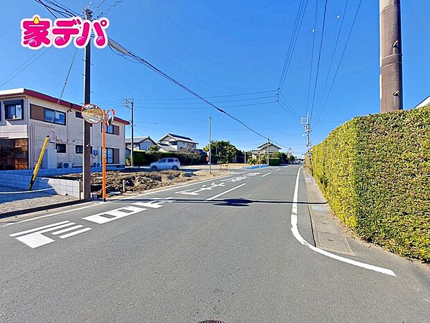 前面道路は公道で、車のすれ違いもらくらく広々7.2ｍの幅があります 