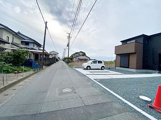 前面道路:南側約4.2m幅、東側約3.6m幅(法定外道路)角地の為日当たり良好です。