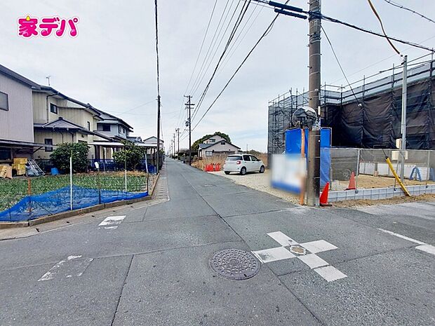 前面道路は見通しが良く、車の移動もスムーズに行えます。 