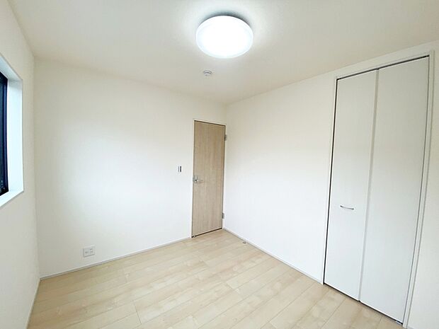 【洋室5.2帖】 南向きならではの恵まれた採光・通風。明るいお部屋は開放感がありますね。
