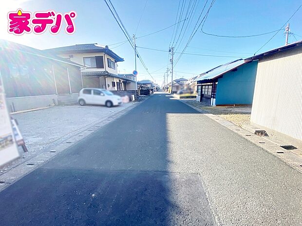 前面道路は約5mあり駐車もスムーズに行えます