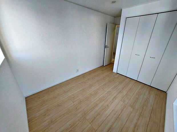 【洋室5.7帖】 お子様の一人部屋に最適な居室です。クローゼット付きで自然とお片付けできる環境に!