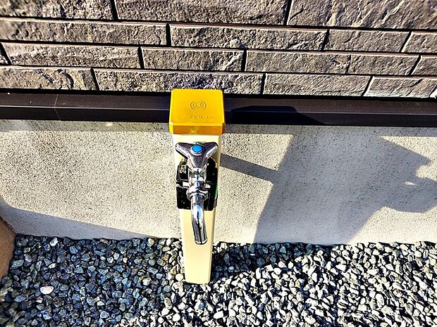 お庭の水撒き、洗車、お掃除、お子様の水遊びなど便利な立水栓。 