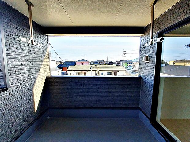 【バルコニー】 2部屋から出入り可能なインナーバルコニー。急な雨でも洗濯物が濡れにくくて安心です。