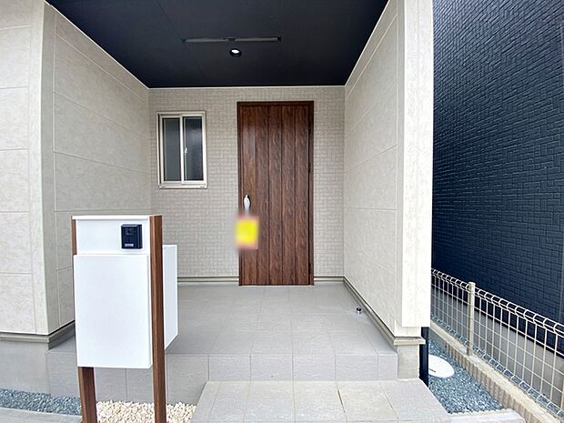 【玄関】 玄関が深い位置にあるので雨に濡れることなく身支度ができます