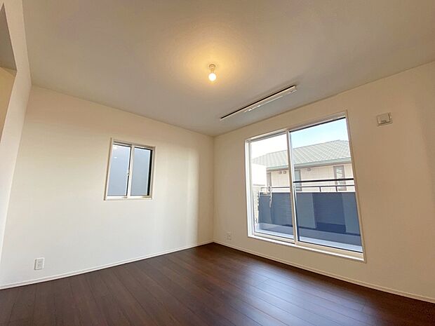 【施工例】主寝室です。二面採光で明るく、風通しも良好です。ご夫婦のくつろぎの場所として最適です!