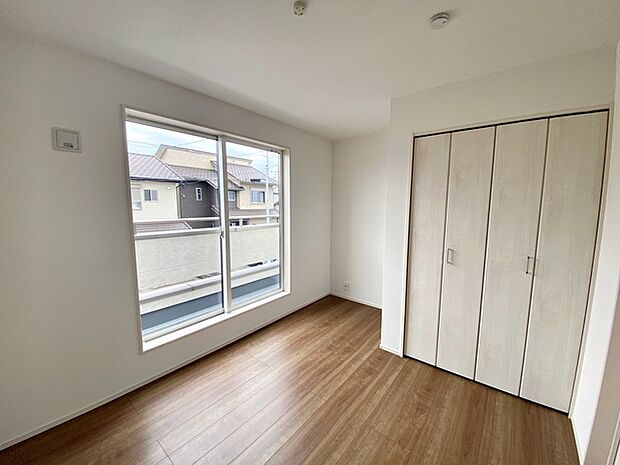 【洋室5.25帖】 お子様の一人部屋に最適な居室です。クローゼット付きで自然とお片付けできる環境に!