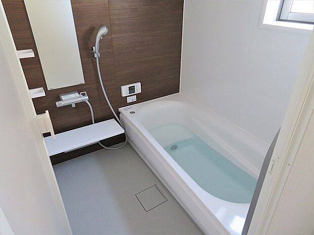 【施工例】ゆったり入れる浴槽、一日の疲れを癒してくれるくつろぎのバスタイムを… 