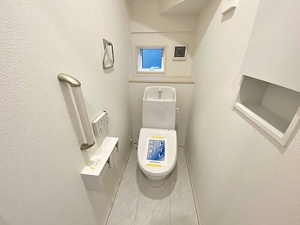 【トイレ】 各フロア1カ所ずつシャワー機能付トイレを設置しており、忙しい朝の混雑も解消!