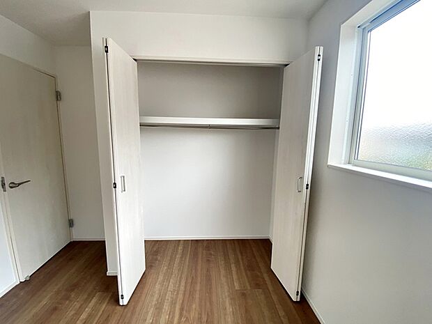 【クローゼット】 クローゼット付きでいつもお部屋はスッキリ!全居室にある収納スペースは住みやすさへのこだわりです。