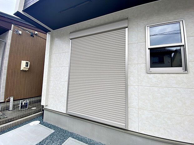 外観を損なわないシンプルなデザインの操作しやすいシャッター!防犯や台風対策に効果的です。