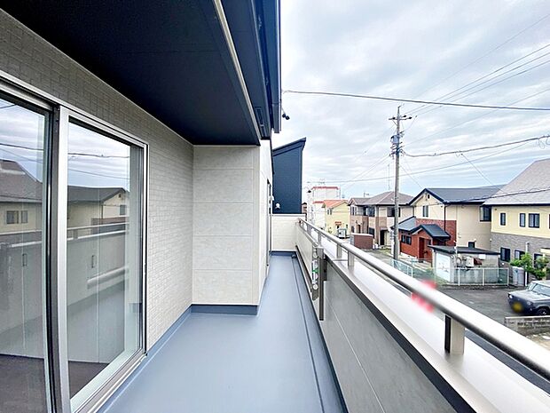 【バルコニー】 2部屋から出入り可能な横長のバルコニーは洗濯物に日差しが降り注ぎ、よく乾きそうです。