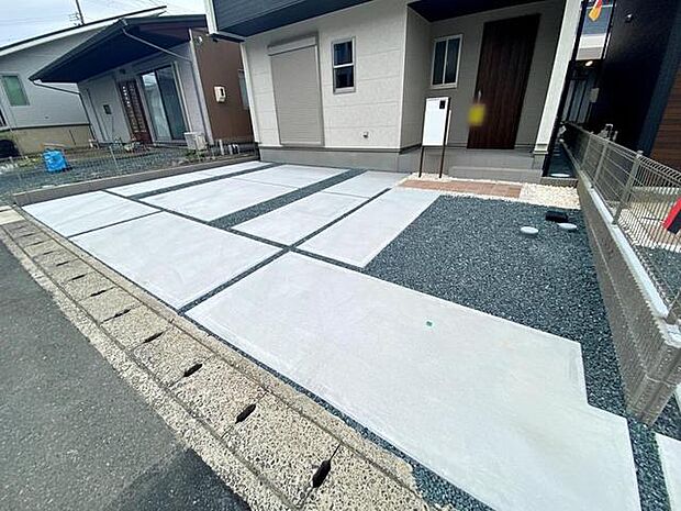 駐車スペースは3台分を確保!並列駐車が可能で車の出し入れもしやすく、運転の苦手な方にも安心です