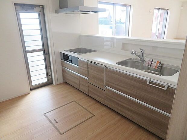 【社施工例】小さなお子様にも目が届く、使い勝手の良い対面キッチンで楽しくお料理ができます！ 