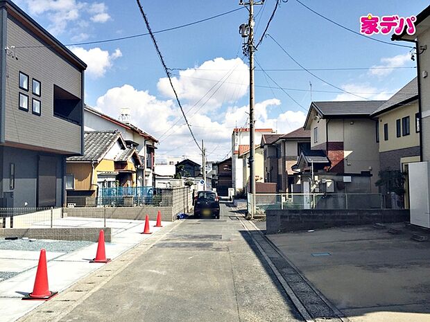 前面道路は車通り少ないのでお子様も安心して暮らせる環境です