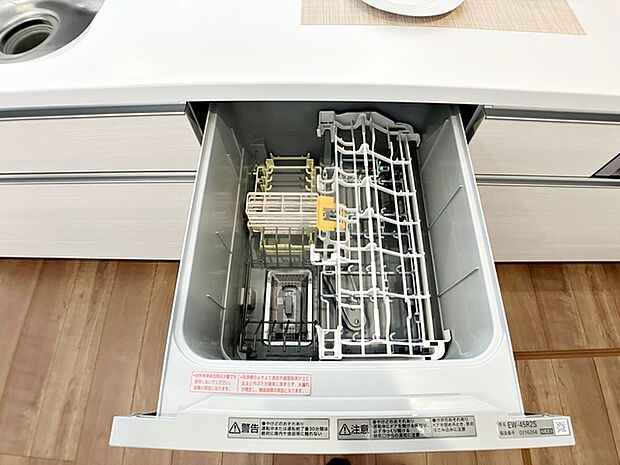 食器洗浄乾燥機は時間のかかる食器洗いを楽にしてくれる上に水道代も安くなるスグレモノ