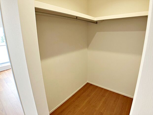 大容量のウォークインクローゼットで衣類や大きい荷物等も綺麗に収納！