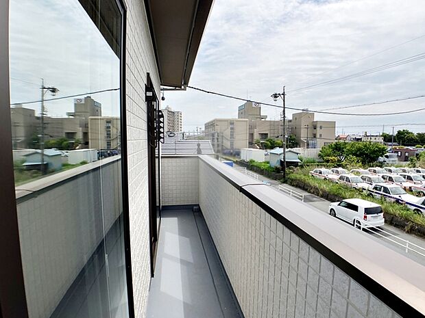 2部屋からアクセスできるバルコニー。家族分の洗濯物もたっぷり干せます。日当たりも良好です!