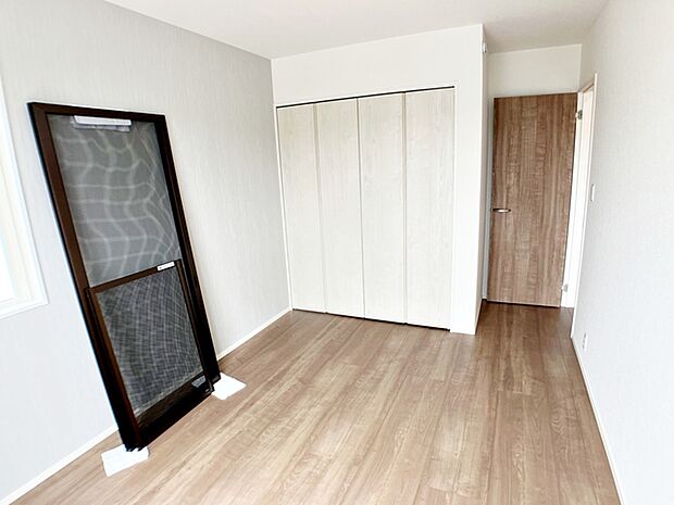 【洋室6.51帖】 明るく風通しの良いクローゼット付きの洋室です!