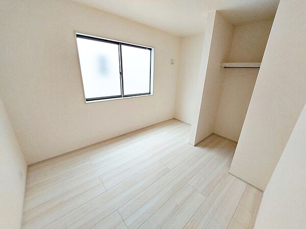 【洋室5.13帖】 お子様にとっての初めての「自分の部屋」。学習机やベッドの配置もラクラクです。