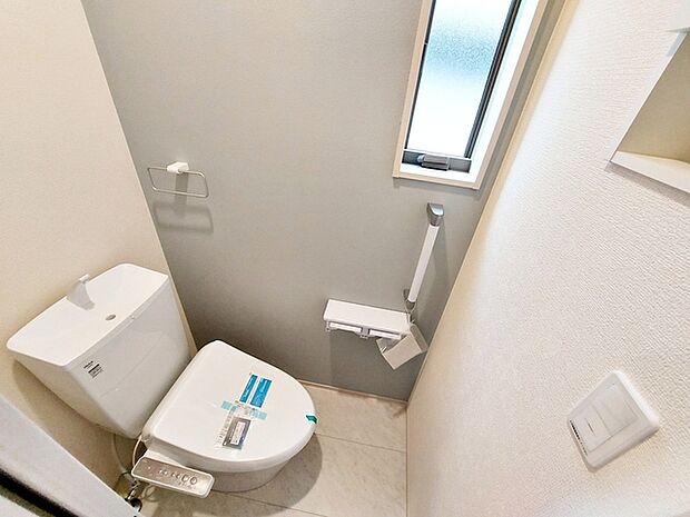 【トイレ】 2ヶ所にシャワー機能付トイレを設置!小窓が付いている為換気もスッキリして頂けます。