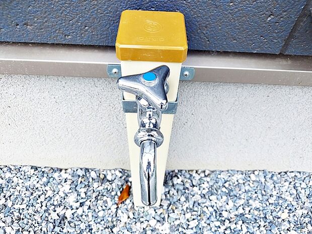 玄関横には立水栓が設置されています！お庭の水撒き、洗車、お掃除、お子様の水遊びなど便利です！ 