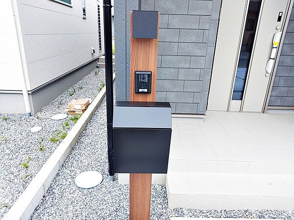 玄関前には一体型で場所を取らない、お洒落なカメラ付インターホン・ポストがあり表札も付けることが可能