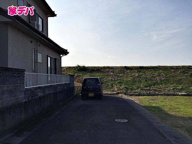 前面道路が5ｍと広いので運転が苦手な方にも安心です 