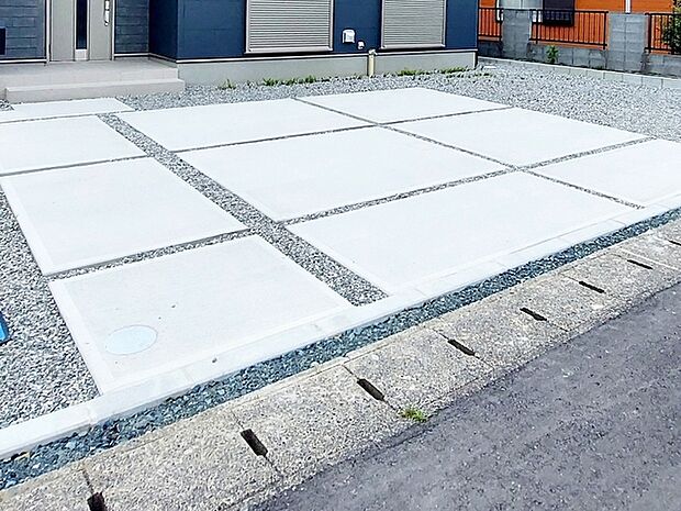駐車スペースは3台分を確保!並列駐車が可能で車の出し入れもしやすく、運転の苦手な方にも安心です
