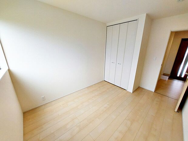 【洋室5.44帖】 お子様の一人部屋に最適な居室です。クローゼット付きで自然とお片付けできる環境に！ 