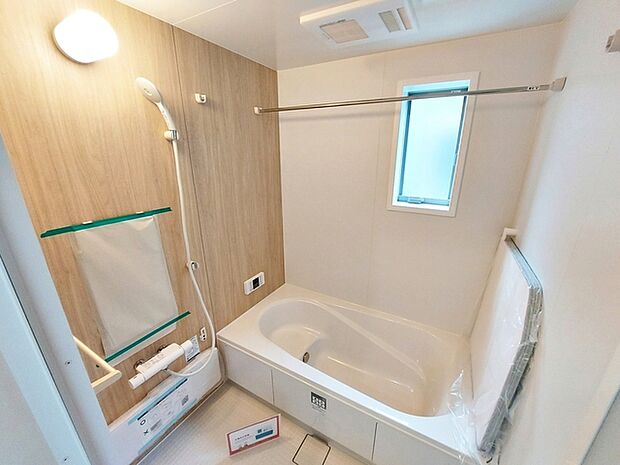 【浴室】 防水性や保温性に優れたシステムバスルーム！洗い場と脱衣所の段差が少なくバリアフリー 