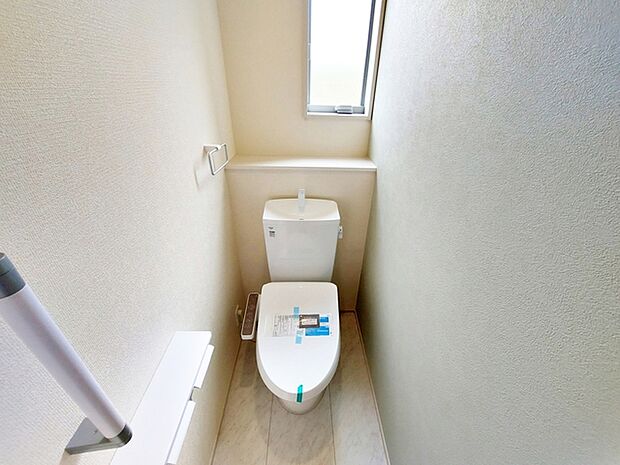 【トイレ】 シャワー機能付トイレを2カ所に設置しており、忙しい朝の混雑も解消！ 