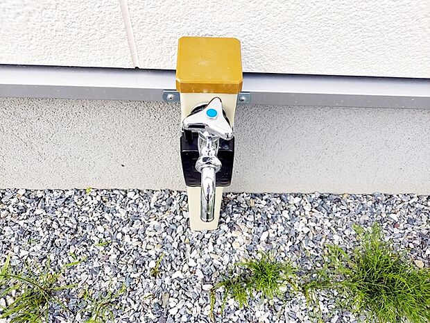 玄関横には立水栓が設置されています！お庭の水撒き、洗車、お掃除、お子様の水遊びなど便利です！ 