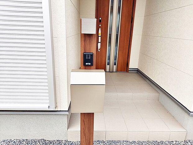 ポストやインターホン等一体型のシンプルな門柱が標準設備!