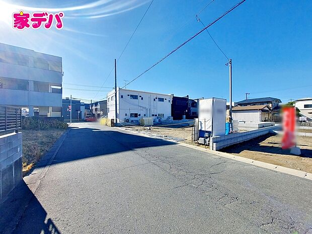 前面道路は公道で、車のすれ違いもらくらく広々6.5ｍの幅があります 
