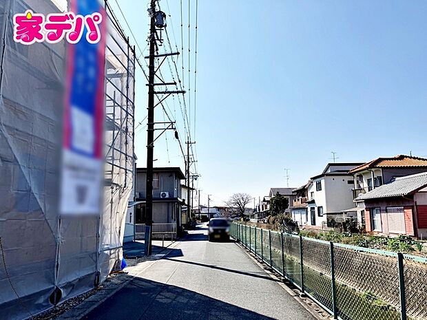 前面道路は見通しが良く、車の移動もスムーズに行えます。